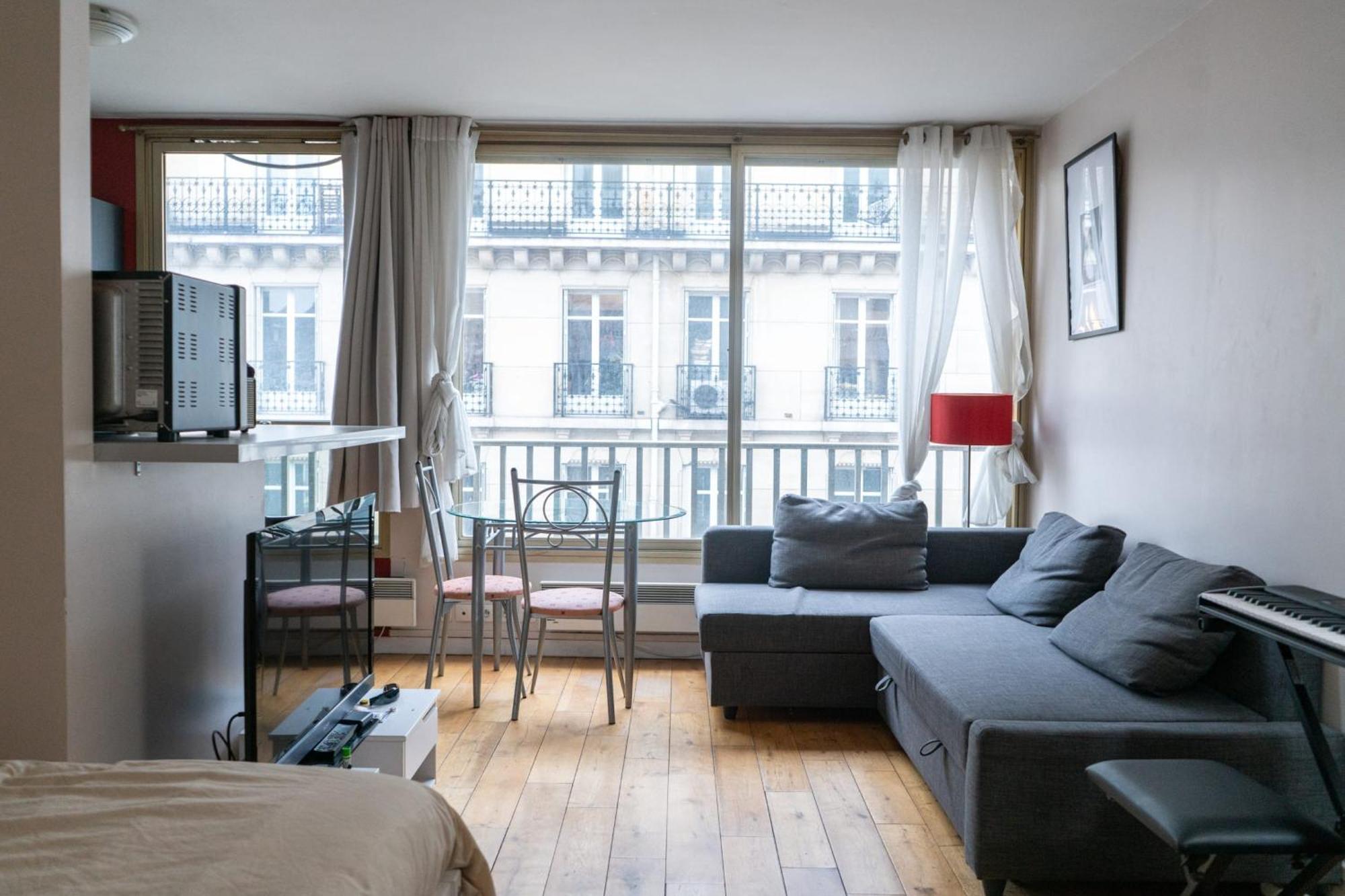 For 4 Near The Arc De Triomphe * Paris